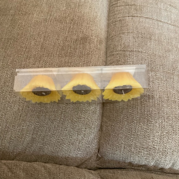 🌸3 for $18🌸 Candles, Sunflowers, Set of 3, Adorable, home decor - Picture 9 of 12